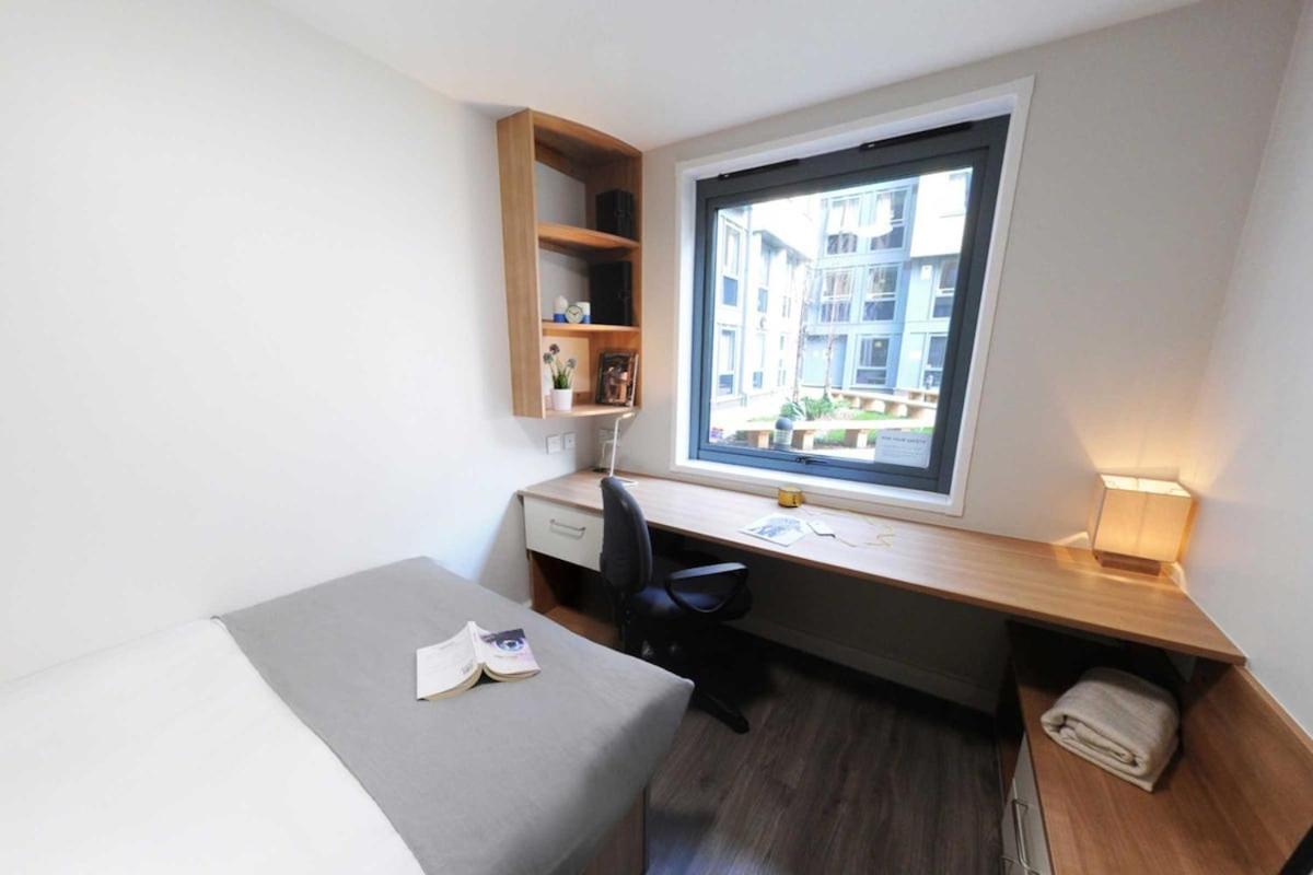 Student Only Silver Ensuite Mid Level Chapter Islington Apartment London